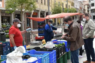 Mercadillo en la plaza Mayor de Guijuelo