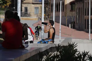 Un joven en Salamanca bebe agua.