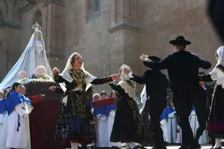 Procesión del encuentro de Nuestra Señora de la Alegría y Jesús Resucitado en el Domingo de Resurrección en Salamanca | Mateo G.J.