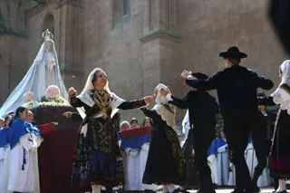 Procesión del encuentro de Nuestra Señora de la Alegría y Jesús Resucitado en el Domingo de Resurrección en Salamanca | Mateo G.J.