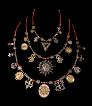 Collaradas de la indumentaria femenina del entorno de Astorga, que podrán contemplarse en la exposición Imaginarios