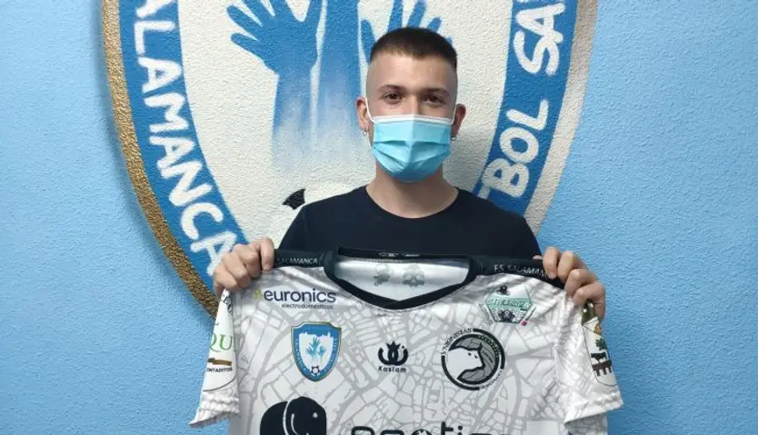 Moreiro posa con la camiseta del FS Salamanca Unionistas tras renovar | Imagen: FS Salamanca