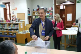 Carlos García Carbayo, atiende a los medios de comunicación tras ejercer su derecho al voto