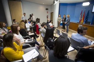 Alicia+García+saluda+a+periodistas+de+CyLTV+participantes+en+una+de+las+jornada+de+formación+en+violencia+de+género+2