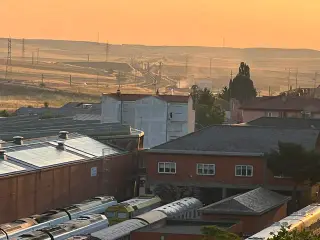Imagen de uno de los incendios provocados en un solar de Puente Ladrillo