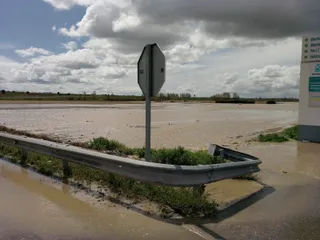 Una gran tromba de agua anega la carretera y un taller en Encinas de Abajo