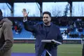 Sandoval recibe una placa en el estadio Reina Sofía.