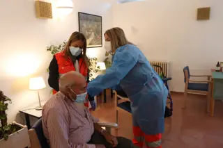 Vacunación con la tercera dosis en la residencia San Juan de Sahagún de Salamanca 1