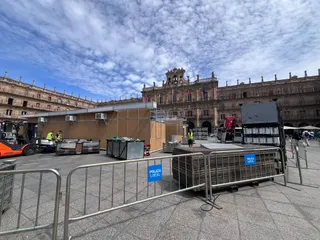 Colocación de casetas en la Plaza Mayor por la Feria del Libro