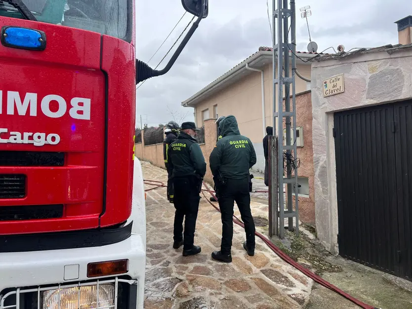 Guardia Civil y Bomberos en Juzbado