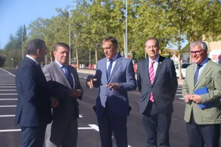 El consejero de la Presidencia, Luis Miguel González Gago, junto a Carbayo visitan las instalaciones del nuevo aparcamiento en el Barrio de la Chinchibarra