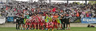 Jugadores y aficionados de Unionistas posan tras el partido / FOTO UNIONISTAS CF