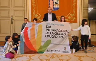 El concejal de Educación del Ayuntamiento de Salamanca, Luis Sánchez Arévalo, ha recibido en la mañana de este jueves a los escolares participantes en la conmemoración del Día de la Ciudad Educadora. Foto @aytoSalamanca