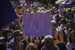 Una mujer sostiene su pancarta con un mensaje de protesta en contra de la prostitución durante la manifestación por el Día Internacional de la Mujer en Sevilla, (Andalucía, España), a 08 de marzo