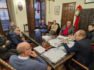 Reunión alcalde Ciudad Rodrigo con empresarios