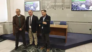 José Miguel Mateos, como vicerrector de Investigación y Transferencia de la USAL, el diputado delegado de Turismo, Juan Carlos Zaballos, y el decano de la Facultad de Ciencias, Antonio Martínez Graña