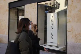 Gente por las calles de Salamanca en las rebajas de invierno