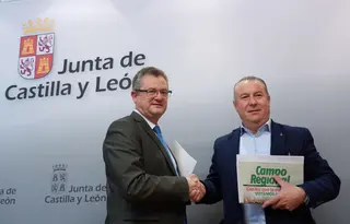 El consejero de Agricultura, Ganadería y Desarrollo Rural, Gerardo Dueñas, junto al presidente de Asaja, Donaciano Dujo. ICAL
