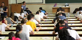 Foto de archivo de estudiantes efrentándose a la EBAU