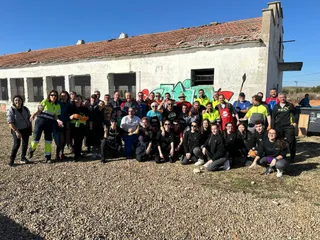 Villamayor celebra por sus Quintos una comida solidaria al son de la charanga