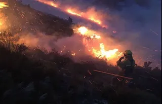El incendio de El Hornillo mantiene activos los operativos aunque está “controlado”