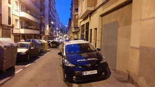 Imagen de archivo de dos coche patrulla de la Policía Nacional en la calle José Manuel de Villena en una intervención anterior