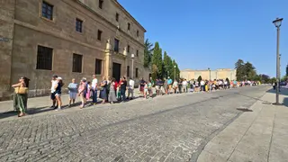 Largas colas en Salamanca para adquirir una de las gafas gratuitas