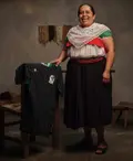 Una artesana indígena posa con una de las camisetas de la colección especial de la selección mexicana. Adidas MX