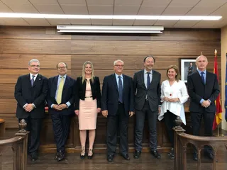 Foto de familia con parte el tribunal de tesis y los directores Lorenzo Mezzasoma (primero por la izquierda) y Eugenio Llamas (tercero por la derecha)