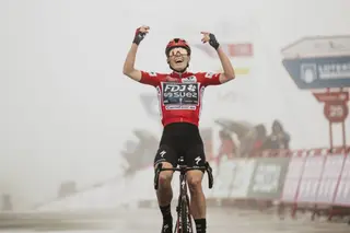 Demi Vollering, en su victoria con el maillot rojo en el Alto de Cotobello Foto Unipublic | Unipublic (Naike Ereñozaga)