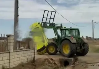 Detenido tras embestir con su tractor un coche de una empresa de cobros