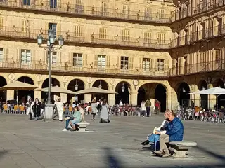Gente al sol en invierno. 2024