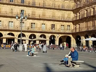 Gente al sol en invierno. 2024