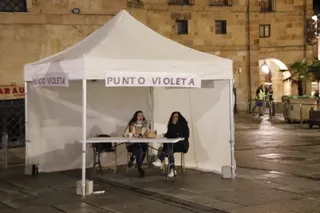 Punto violeta en la plaza del Poeta Iglesias