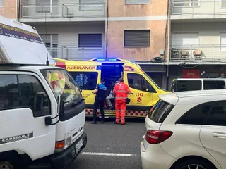 Ambulancia y Policía Local en Filiberto Villalobos. Foto de archivo