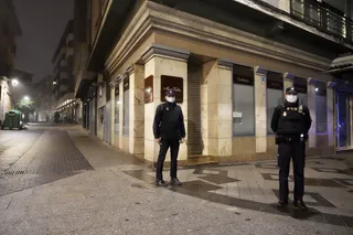 Una patrulla de la Policía Nacional, durante el toque de queda. | ICAL