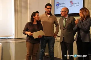 Javier Iglesias entrega diplomas a los participantes en las Acciones de Formación y Empleo33