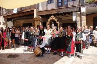 Misa y procesión y ofertorio con bailes tradicionales en Sequeros