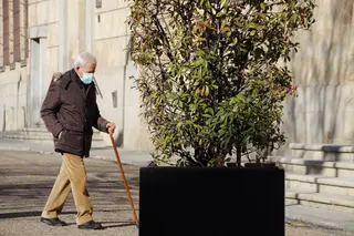 Gente paseando por la calle en invierno