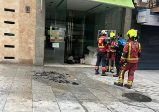 Los bomberos sofocan un incendio con papeles y cartones en un portal de la calle Arco | Salamanca24horas