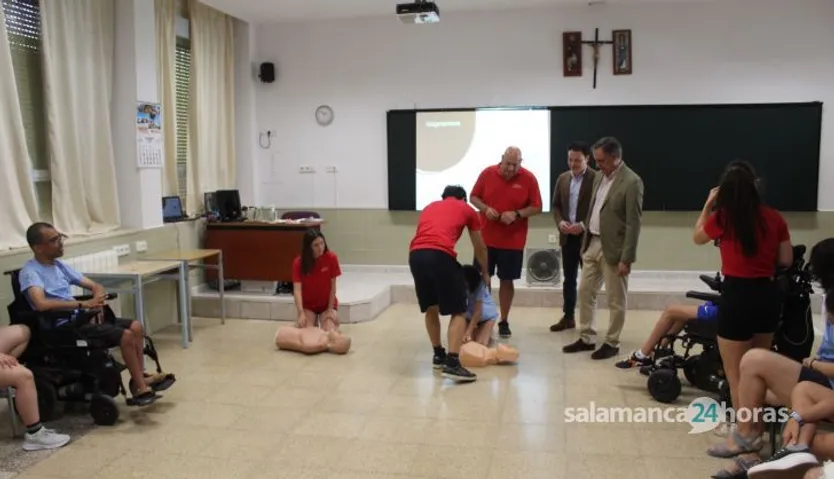 El alcalde visita a los niños de AVIVA del Programa de Verano Joven.