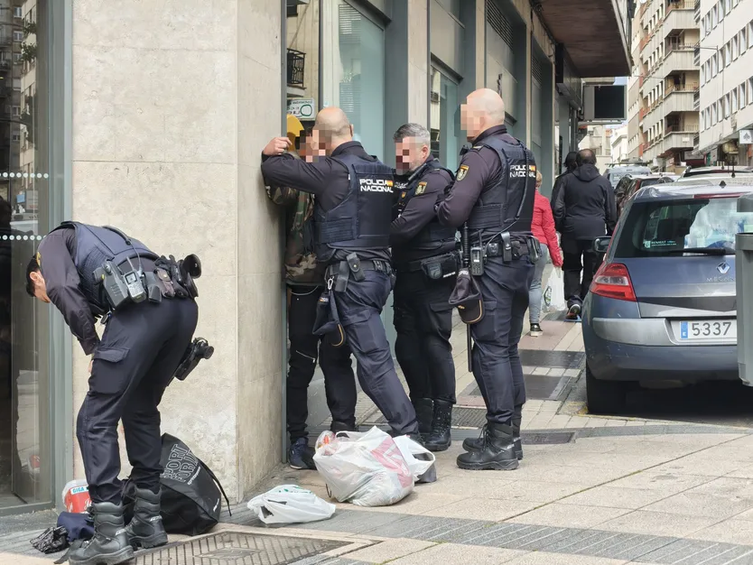 Policía Nacional de Salamanca cacheando e identificando a un varón en el paseo de Carmelitas