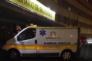 Esta es la ambulancia que recoge al paciente de 89 años pasadas las 23.00 horas