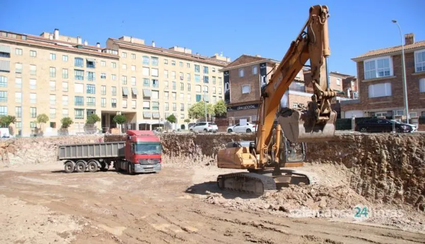 Carlos García Carbayo, visita las obras de construcción de una nueva promoción de vivienda pública en el barrio de Capuchinos