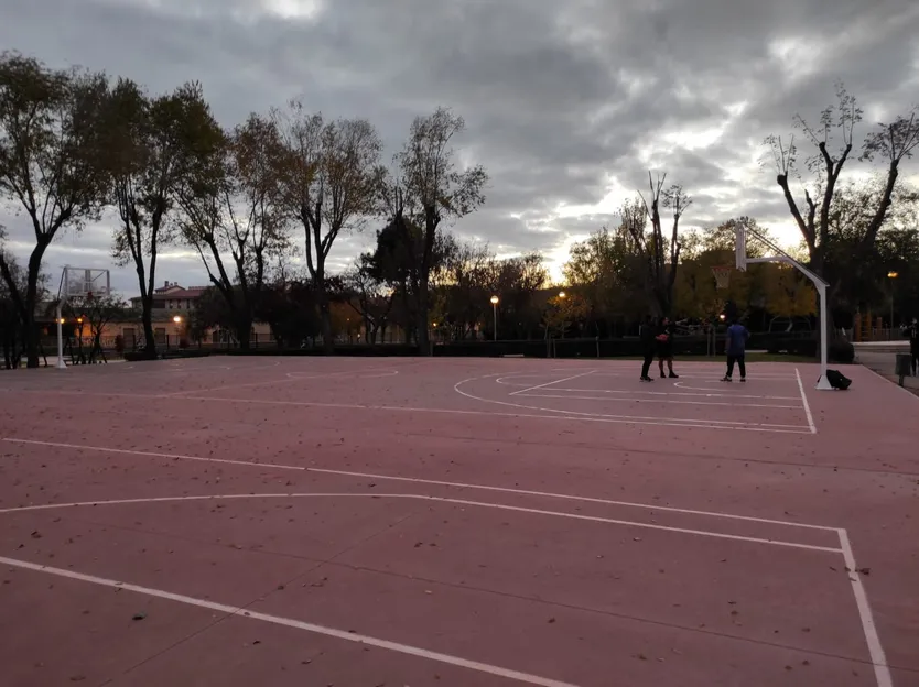 Falta de iluminación en el parque de los jesuitas a las 1800 horas del 15 de noviembre de 2021. Foto SALAMANCA24HORAS.