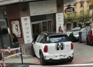 Coche empotrado en una cafetería de la Cuesta Sancti-Spíritus.