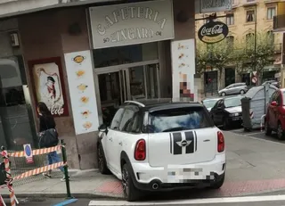 Coche empotrado en una cafetería de la Cuesta Sancti-Spíritus.