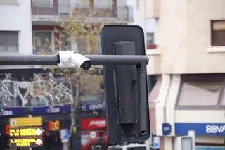 Cámara en un semáforo de Avenida de Mirat | FOTO S24H