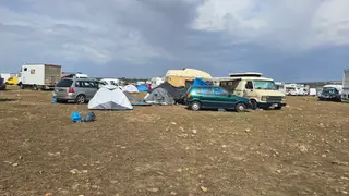 Últimas personas en abandonar la rave junto al embalse de Santa Teresa