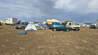 Últimas personas en abandonar la rave junto al embalse de Santa Teresa